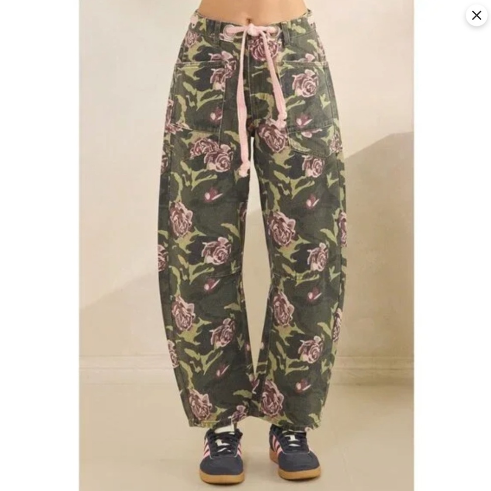 NWT Veveret Camo Floral Barrel Jeans - Picture 7 of 9